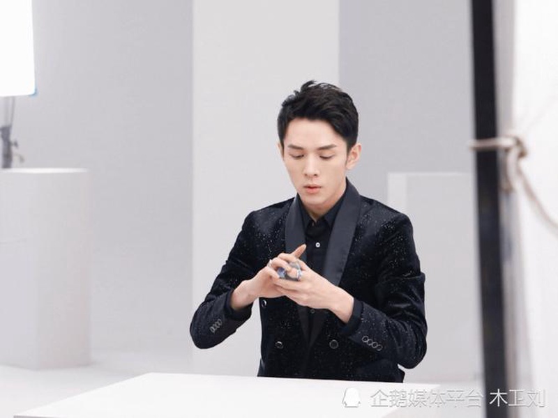 绝了!李佳琦张予曦赵昭仪巴黎无驾照骑车?这离谱剧情谁写的!