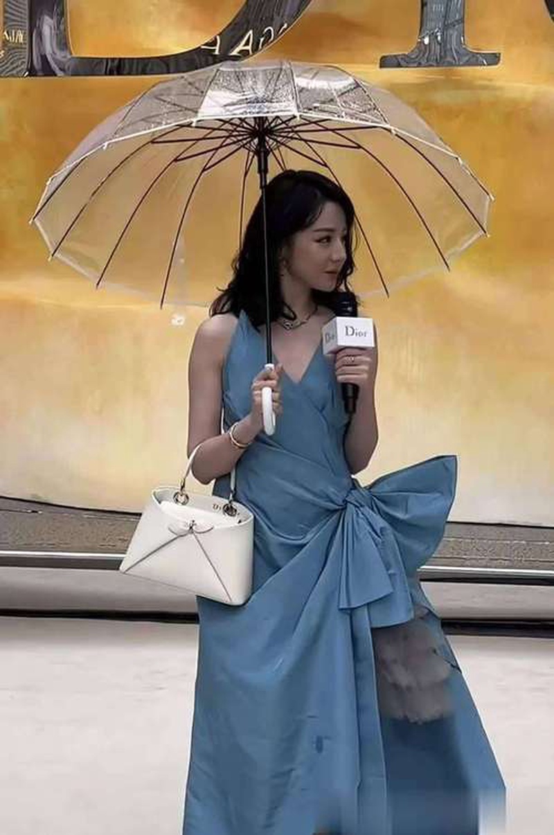 热巴居然去卖九块九咖啡了？这波操作我直呼看不懂但又很绝