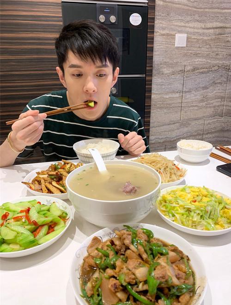 绝了!李佳琦张予曦赵昭仪巴黎无驾照骑车?这离谱剧情谁写的!